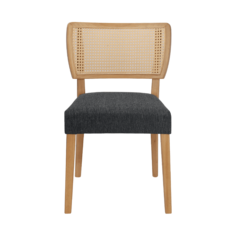 Harmaa puu ruokailutuoli selkänojalla