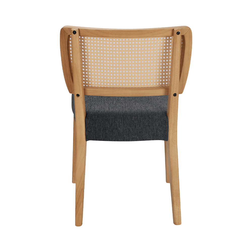 Harmaa puu ruokailutuoli selkänojalla